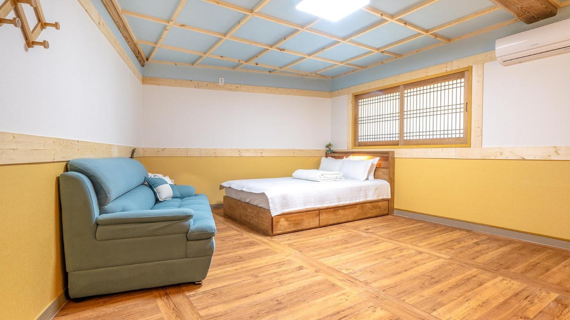 Gyeongju Gampo Byeolbit Hanok Pension Room photo